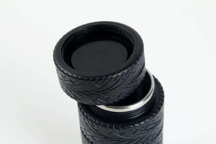 Copa de chá de pneu com um innertube de aço inoxidável. Um presente ideal para os amantes de carros, esta garrafa